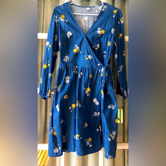 Old Navy size M vintage-look blue wrap dress w/ white & yellow flowers in EUC - Picture 1 of 5